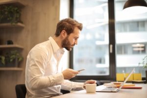 man aan het VOIP bellen