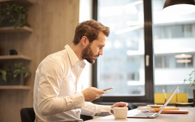 man aan het VOIP bellen