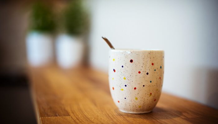 Gekleurde koffiemok op tafel