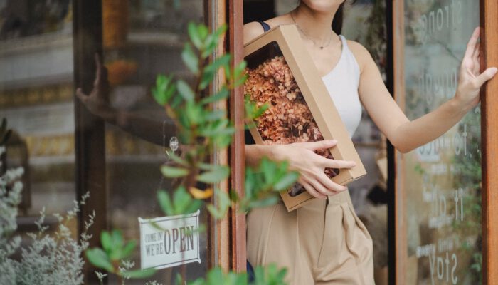 Vrouw met cadeau onder arm