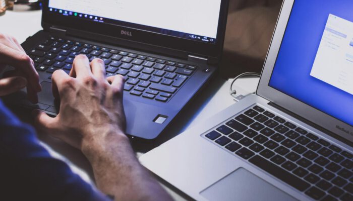 twee laptops